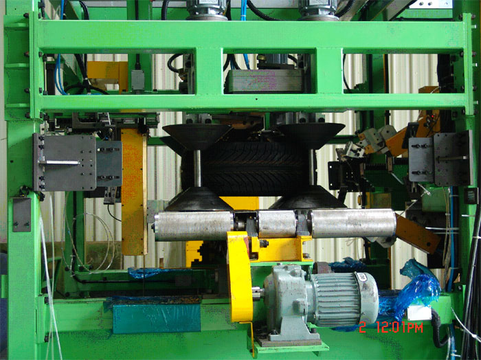 Semi-steel tire automatic trimming machine