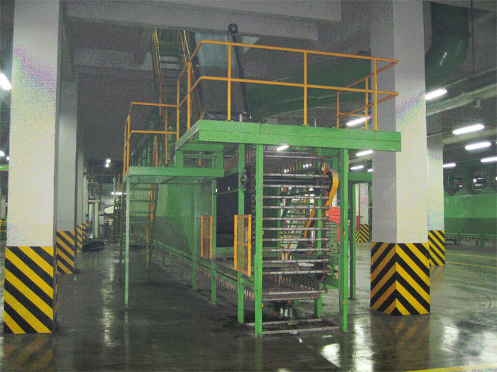 Lower auxiliary machine of internal mixer and film cooling linkage line